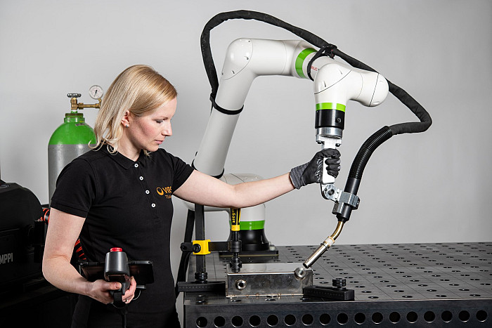 Kolaborativna robotska celica za enostavno robotizacijo MIG/MAG varjenja